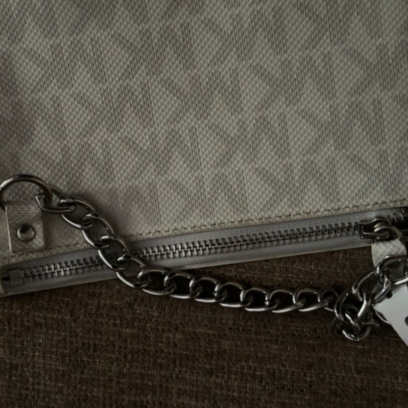 NWT Michael Kors White Wristlet w/Metal Chain and Silver Shoulder Handle - Picture 7 of 9
